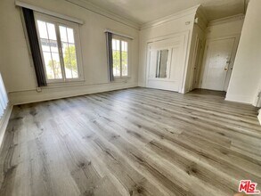 Building Photo - 946 S Burlington Ave