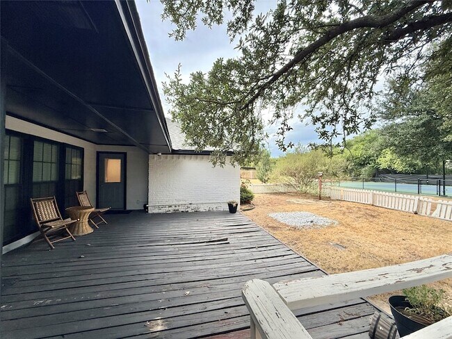 Building Photo - 16235 Red Wood Cir N