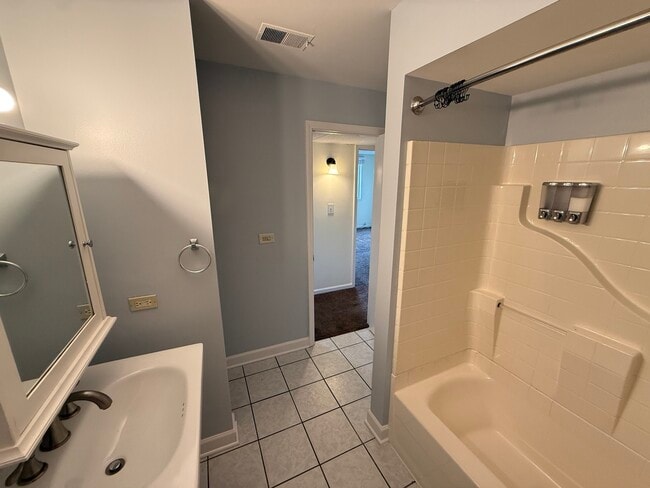 Building Photo - 2600 Brookwood Way Dr