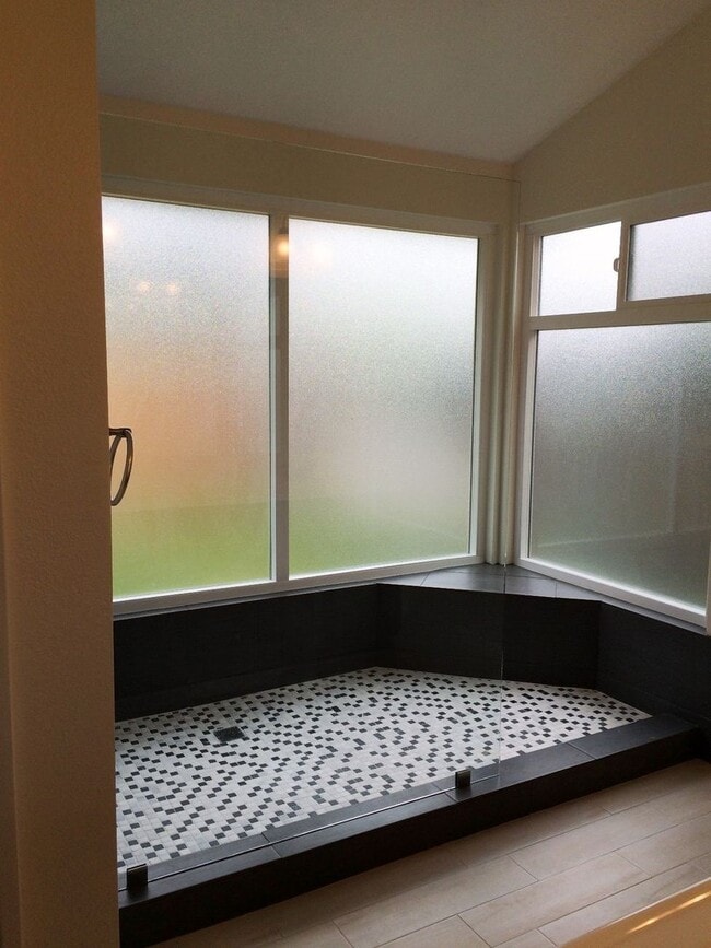 Building Photo - 4 Bedroom Townhouse - Ideal for Chapman St...