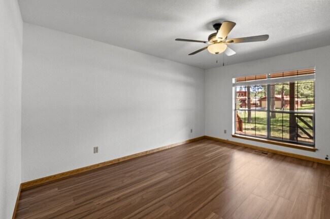 Building Photo - 103 E Miller Ct