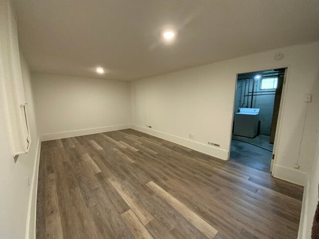 Building Photo - 3 Bedroom Newly Remodeled Duplex