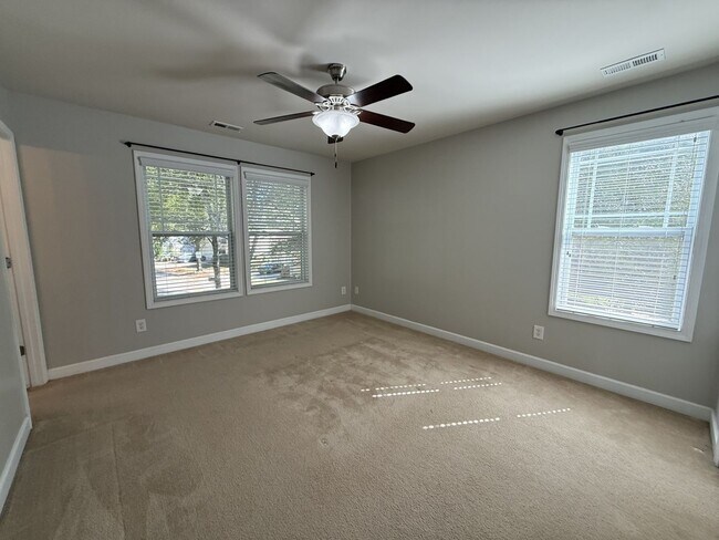 Building Photo - 3 Bedroom in Huntersville with Fenced Back...