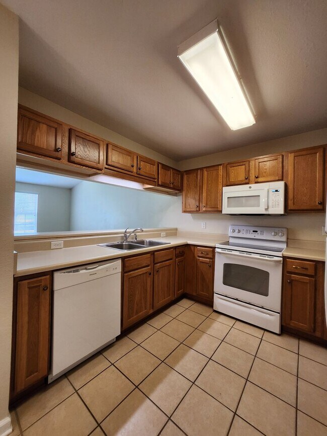 Building Photo - Large 3 bedroom town home with pool and gym for rent June 8, 2026 for $1650 per month