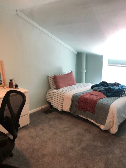 Bedroom 2 - 4346 Cresson St