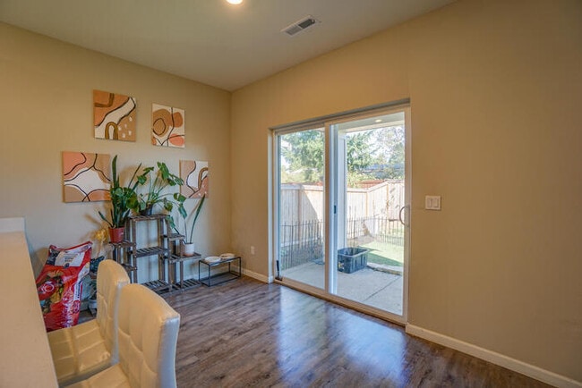 Building Photo - NEWER THREE BEDROOM IN ORCHARDS