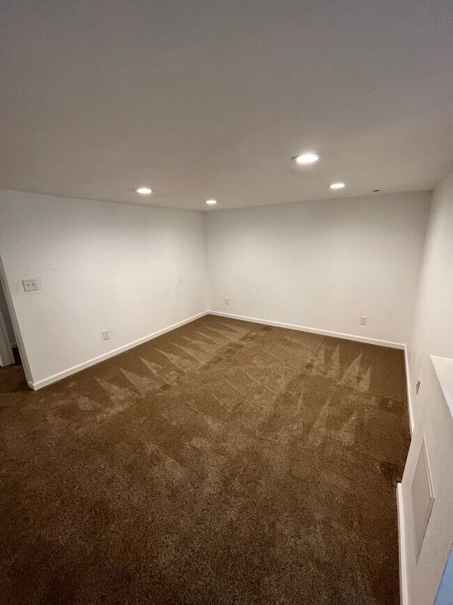 Building Photo - 557-559 E Broad Ave Owner Selling