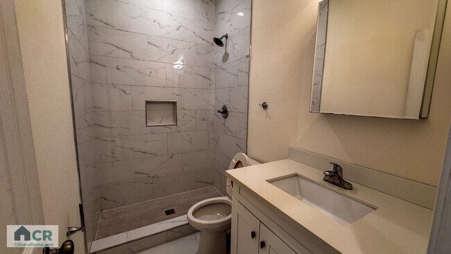 Building Photo - 5bd/2ba Near Campus and Broadway!