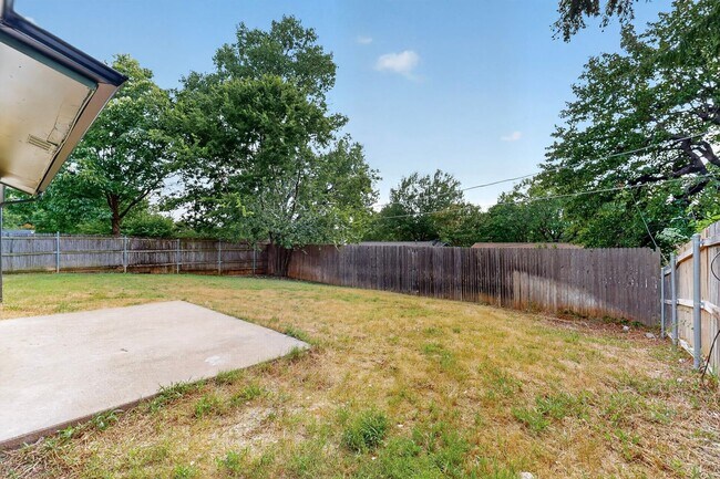 Building Photo - 2606 Hilldale Blvd