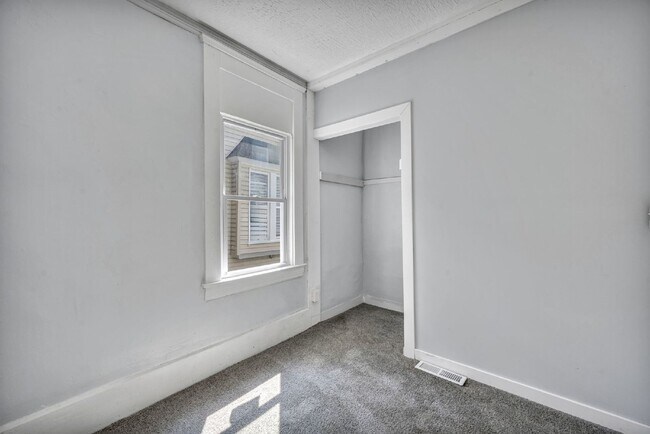 Building Photo - Spacious 5 Bedroom - Vouchers Accepted