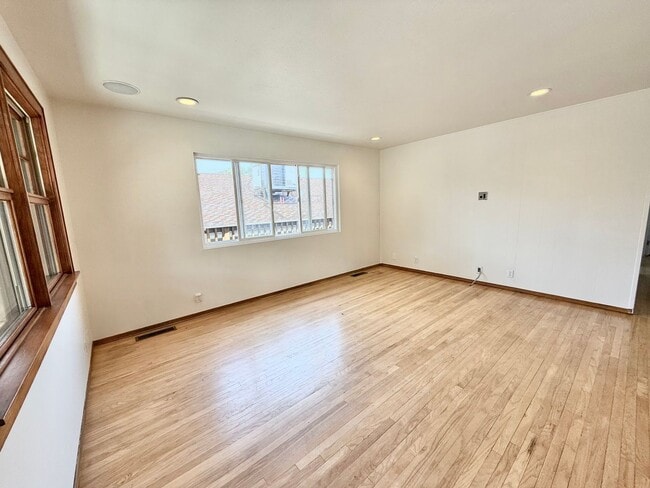 Building Photo - Charming 3 Bedroom 2 Bathroom Single Family Home Available June 5th *DO NOT DISTURB TENANT*