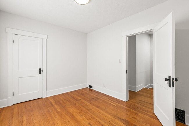 Building Photo - 523 Park Ave