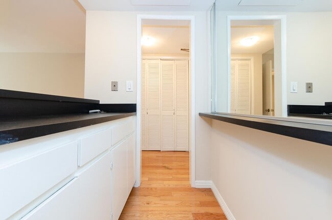 Building Photo - Stunning renovated apartment in the Heart ...