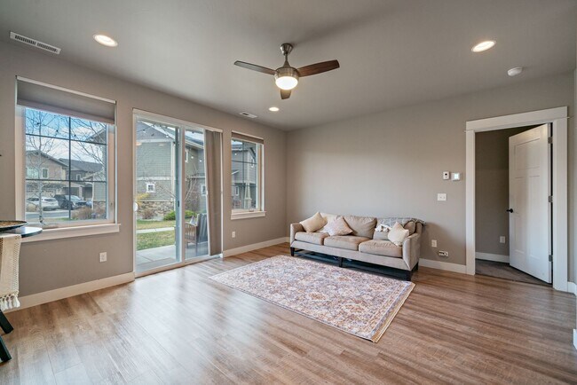 Building Photo - Modern 4-bedroom 3-bathroom Home