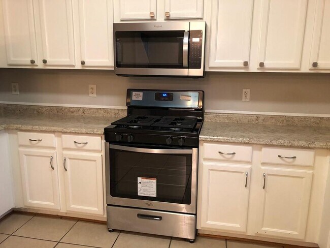 Building Photo - 2268 White Alder Dr NE