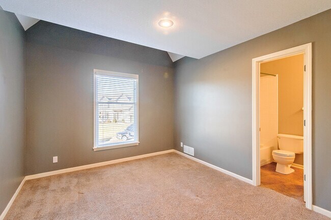 Building Photo - Gorgeous 4 Bedroom home in Blue Valley Schools