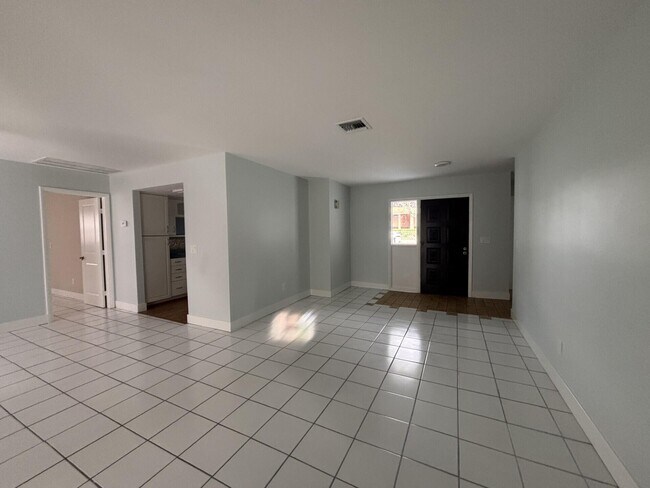 Building Photo - 1160 E 12th St