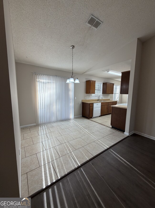 Building Photo - 107 Pineneedle Ct