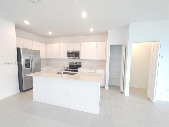 Building Photo - 535 Rivergrass St