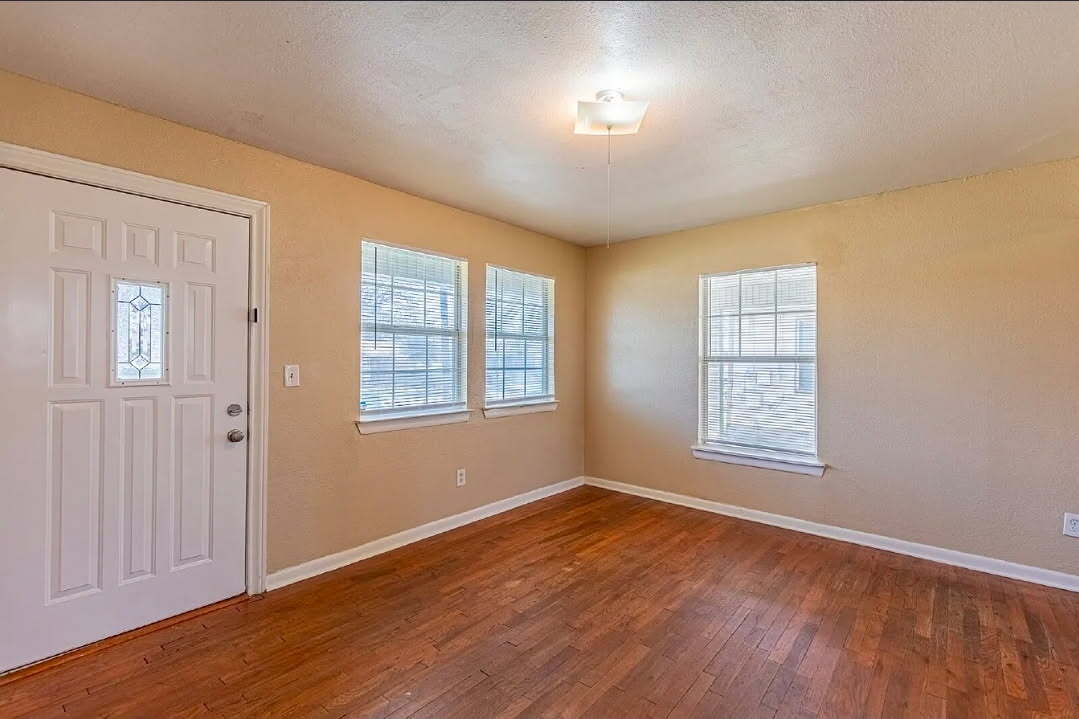 Building Photo - 215 Legion Dr W