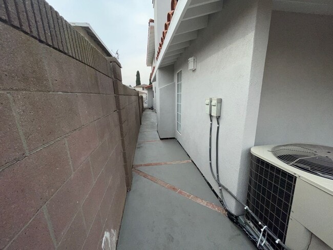 Building Photo - 5-Bedroom Carson 2-Story Home