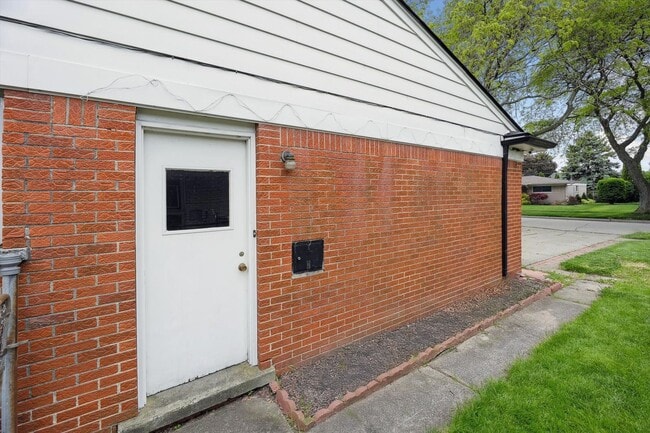 Building Photo - Move-In Ready 4 bedroom, 3 bathroom Home i...
