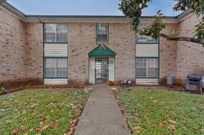 Building Photo - 8024 Cambridge Cir