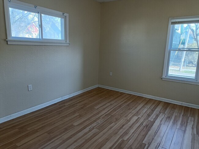 Building Photo - 1402 W Meinecke Ave