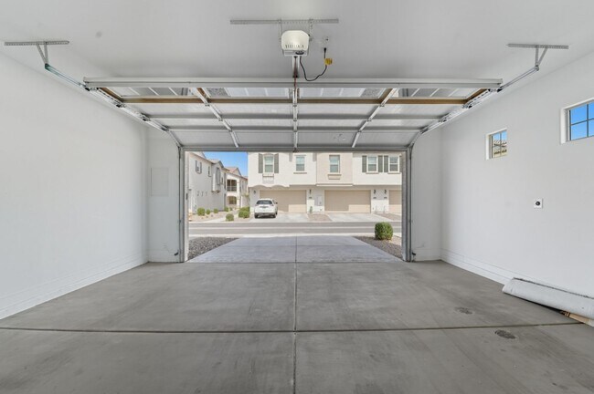 Building Photo - Like New luxurious townhome with 2 Master ...