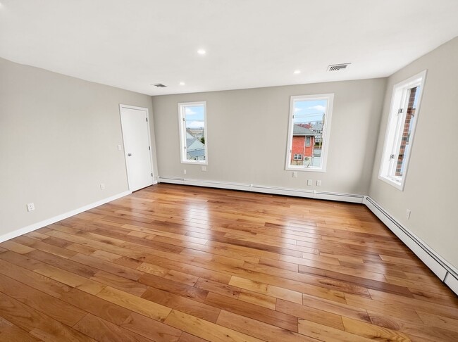 Building Photo - Beautiful Condo In Revere MA!