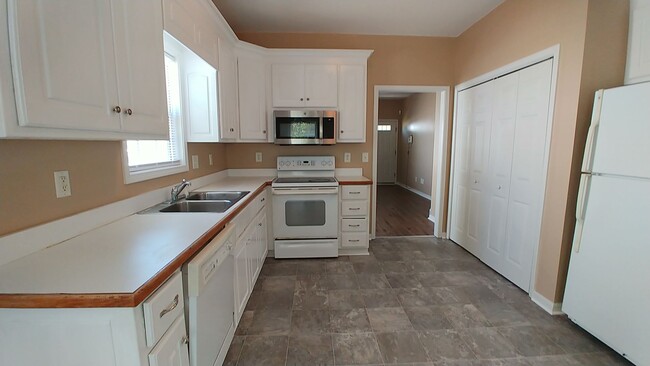 Building Photo - Freshly Painted Townhome