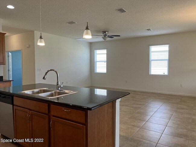 Building Photo - 728 Remington Green Dr SE