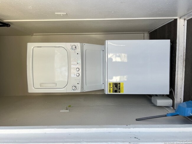 Building Photo - 825 W Russell Pl