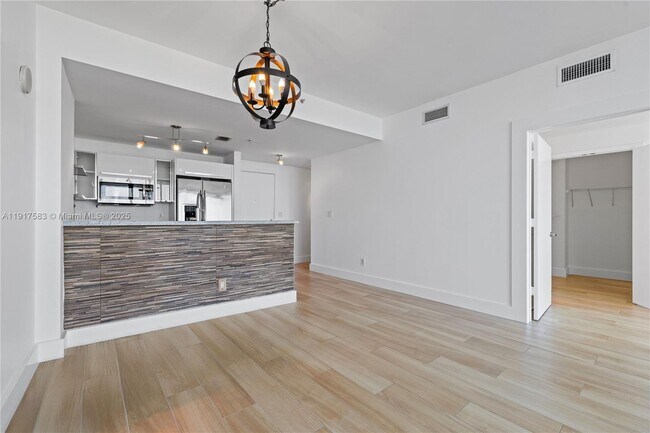 Building Photo - 601 NE 36th St