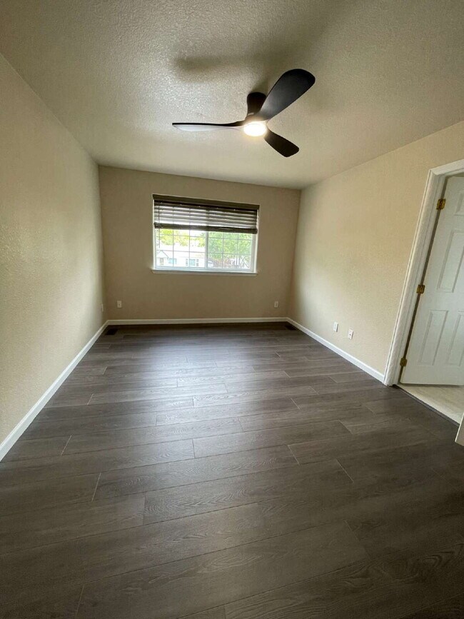 Building Photo - "Charming 3-Bed Duplex with Granite Touch & Finished Basement in Lakewood!"