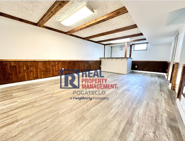 Building Photo - MOVE IN SPECIAL - 4 Bed 2 Bath House - PET...