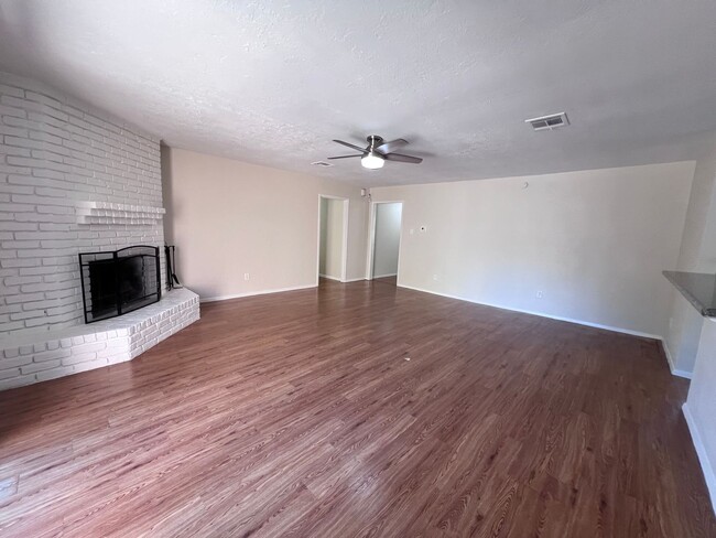 Building Photo - 4 Bedroom 2 Bathroom in Northwest Houston ...