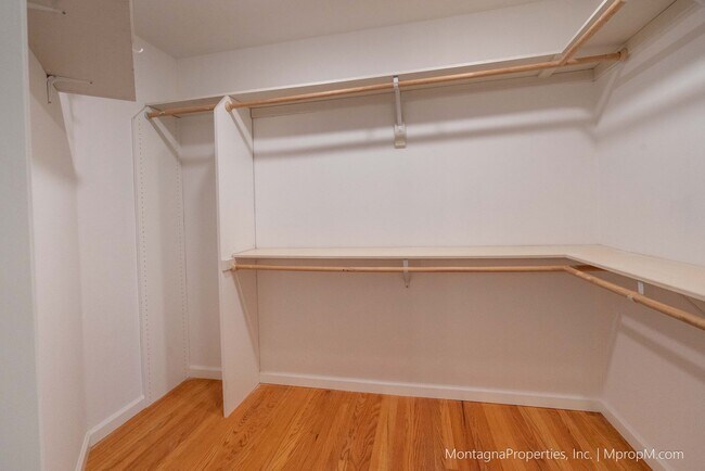 Building Photo - Beautiful, meticulously updated and  maint...
