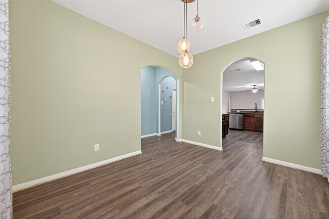 Building Photo - 30914 W Lost Creek Blvd