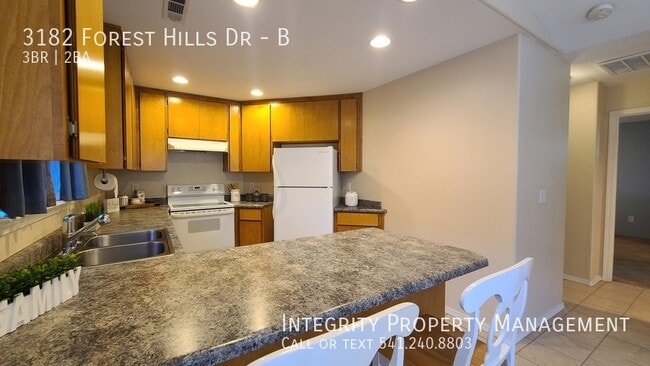 Building Photo - 3182 Forest Hills Dr