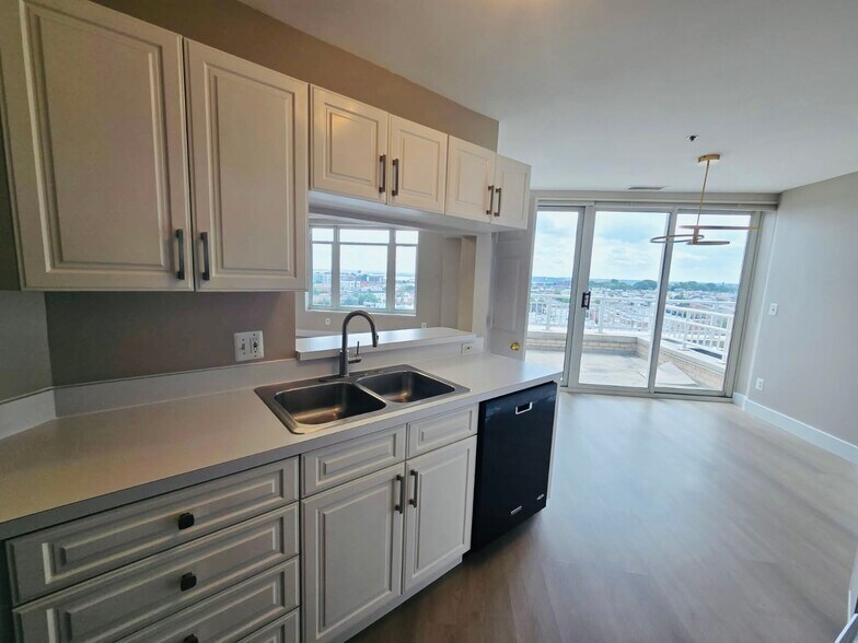 Building Photo - 100 Harborview Dr