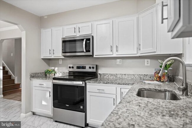 Building Photo - 9109 Pinehurst Dr