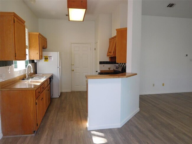 Building Photo - 2202 Quiet Wood Dr