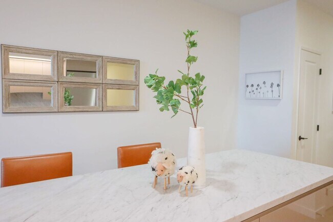 Building Photo - Luxurious Jewel high-rise condo unit; FULL...
