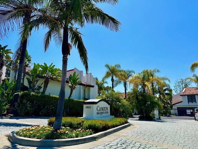 Building Photo - Fully Remodeled unit in the beautiful gate...