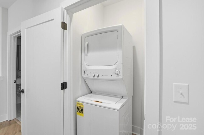 Building Photo - 1306 Carolyn Dr