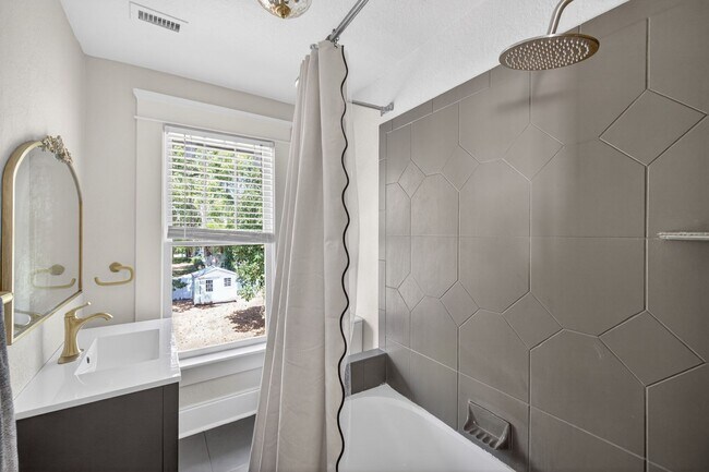 Building Photo - Stunning 4-bedroom home in Tampa! (Bonus room)