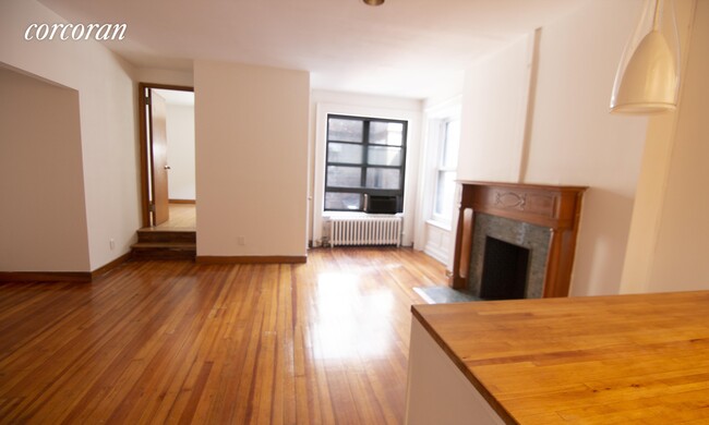 Building Photo - 305 W 90th St