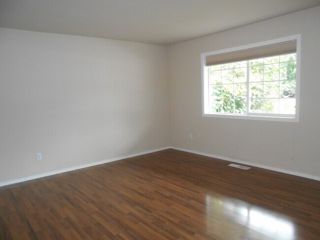 Building Photo - Spacious 3 Bedroom Duplex in Washougal