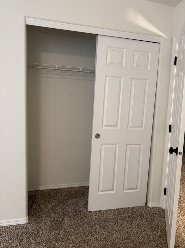 Building Photo - HARD TO FIND 4 BEDROOM